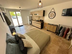 Köök või kööginurk majutusasutuses Studio neuf avec extérieur à 2km du centre