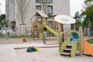 Wohnkultur - Ferienhaus für 10 mit Garten und 5 Schlafzimmern في فيسلوخ: ملعب مع زلاجة وهيكل لعب