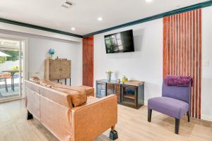 Televisyen dan/atau pusat hiburan di Hacienda Heights Gem with Large Patio!