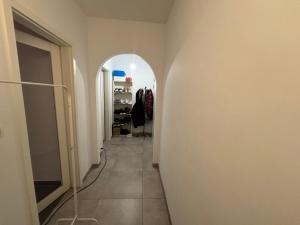 un pasillo con un arco en una habitación en flatwatermael, en Bruselas