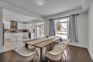 Η κουζίνα ή μικρή κουζίνα στο Executive 4BDRM Home with Loft and Bsmnt +35 φωτογραφίες