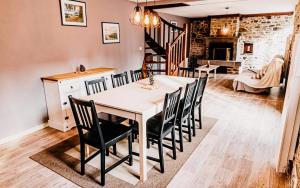 a dining room with a table and chairs at GRANDE MAISON DE VACANCES SPa in Clairefougère