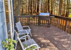 Μπαλκόνι ή βεράντα στο Secluded Retreat w Hot Tub in Windham