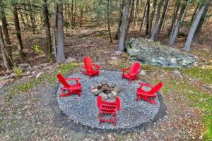 Κήπος έξω από το Secluded Retreat w Hot Tub in Windham
