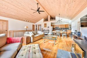 Χώρος καθιστικού στο Secluded Retreat w Hot Tub in Windham +27 φωτογραφίες