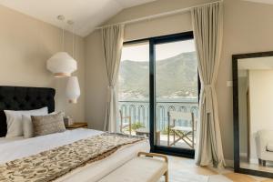 多布罗塔Adiya Signature Hotel - Adults only的一间带床和大窗户的卧室