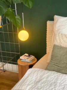 une chambre avec un lit et une table avec une lampe dans l'établissement Designerwohnung mit malerischer Terrasse - Modern, Gemütlich & Zentral, à Hochheim am Main