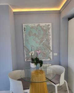 een eetkamer met een glazen tafel en stoelen bij Sea Front Madame blue 4-star two-room in ecological health design in Roquebrune-Cap-Martin +3 foto's