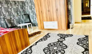 パーダーボルンにある3 Ferienwohnungen in stadt Paderbornのベッドルーム1室(ベッド1台、白黒のラグ付)