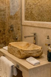 多布罗塔Adiya Signature Hotel - Adults only的一个带石制水槽的柜台浴室