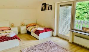 パーダーボルンにある3 Ferienwohnungen in stadt Paderbornのベッド2台と窓のある寝室