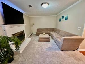 Χώρος καθιστικού στο Ecstatic Town Home In Stone Mountain