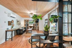 Posezení v ubytování Wellington Cottage 2BR Modern Boho