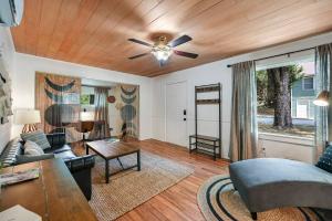 TV a/nebo společenská místnost v ubytování Wellington Cottage 2BR Modern Boho