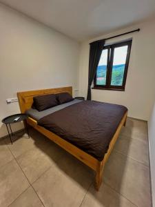 佩尔纳Ubytování Pálava Perná的一间带床的卧室，位于一间有窗户的房间里 更多23张照片