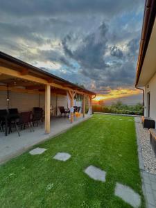 een patio met een grasveld met een tafel en stoelen bij Ubytování Pálava Perná in Perná +24 foto's
