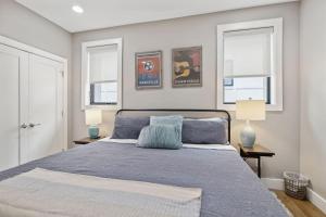 Postel nebo postele na pokoji v ubytování 2mi Downtown Hot Tub Balcony 4 King Beds