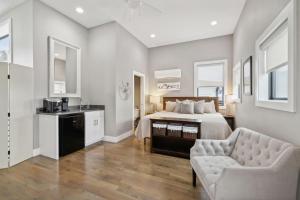 Kuchyň nebo kuchyňský kout v ubytování 2mi Downtown Hot Tub Balcony 4 King Beds + 86 fotografií