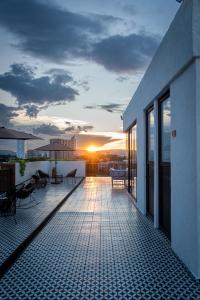 einen Balkon eines Gebäudes mit Sonnenuntergang im Hintergrund in der Unterkunft Lapso At Alarcón in Guadalajara