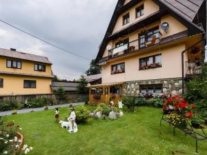 un groupe d'animaux dans une cour devant une maison dans l'établissement U Ziutka, à Jurgów