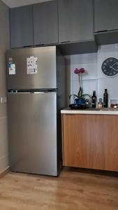 a kitchen with a stainless steel refrigerator and a counter at Studio de 29m2-SANTANA in Sao Paulo