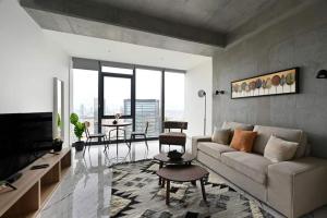 Μια τηλεόραση ή/και κέντρο ψυχαγωγίας στο Cozy Bright Studio w Parking, PoolViews! #237