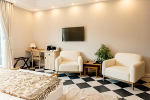 Adiya Signature Hotel - Adults only的电视和/或娱乐中心