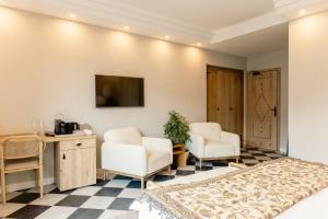 Adiya Signature Hotel - Adults only的电视和/或娱乐中心