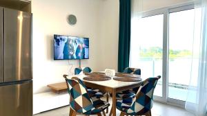 a kitchen and dining room with a table and chairs at Rheia Properties - SANTA FE in Sosúa