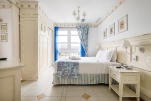a bedroom with a large bed and a window at IL Campanário Villaggio Resort Suítes - Jurerê Internacional - Reserva direta com dono in Florianópolis +49 photos