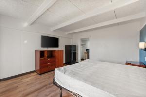 Televisyen dan/atau pusat hiburan di Southern Springs Extended Stay