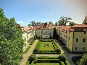een luchtzicht op een herenhuis met een tuin bij Szidónia Castle in Röjtökmuzsaj