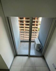 Habitación vacía con ventana en un edificio en Apartment luxury, en Barraquero