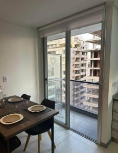 Un comedor con mesa y sillas y una ventana. en Apartment luxury, en Barraquero