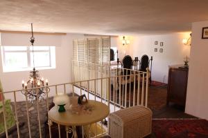- un salon avec un escalier doté d'une table et d'une rampe d'escalier dans l'établissement La Masseria, à Roccamonfina
