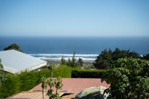 a view of the ocean from the roof of a house at Viento Sur Pichilemu Lodges Cama King con Calientacamas in Pichilemu