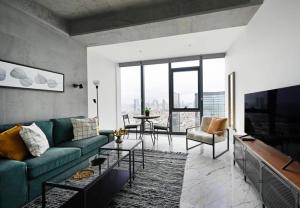 un salon avec un canapé et une télévision dans l'établissement Cool Bright Studio W Parking Poolviews! #238, à Istanbul