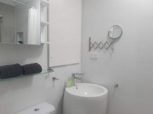 un bagno bianco con un water e un lavandino di Coastal Oceanview 2bedrm 2bath Pool & Slide! a Perth