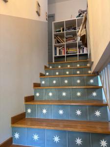 een trap met daarop witte sterren geschilderd bij Beautiful villa with pool in Provence in Sisteron