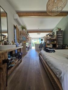 een slaapkamer met een groot bed in een kamer bij Beautiful villa with pool in Provence in Sisteron