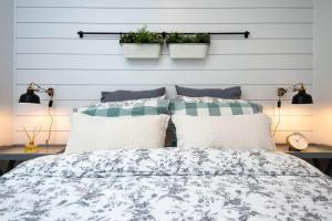 CamasPrivate Escape! Tiny Home Style的卧室配有一张挂在墙上的两株植物床