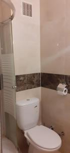 une salle de bain avec des toilettes blanches dans une chambre dans l'établissement Appartement dans résidence, à Martil 13 autres photos