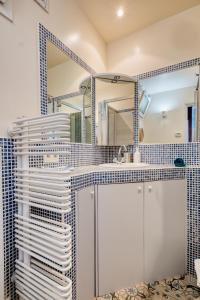 a bathroom with a sink and a mirror at Maison typique Trouville, idéale famille in Trouville-sur-Mer