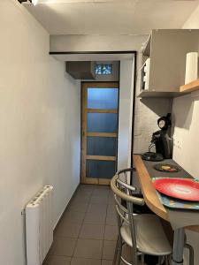 O bucătărie sau chicinetă la Studio meublé centre ville +2 fotografii