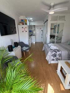 a living room with a bed and a kitchen at SWEET HOME BENALMADENA Estudio para NO FUMADORES con vistas al mar y excelente conexion wifi NON SMOKING studio with sea views and excellent WiFi Enjoy plenty of morning sun in Benalmádena