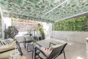 a living room with a green ceiling with plants at Estilo y relax junto al mar in Santa Pola