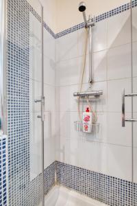 a bathroom with a shower with a tub at Maison typique Trouville, idéale famille in Trouville-sur-Mer