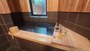Un baño con lavabo y ventana. en Mina's LanternHouse, en Takayama 35 fotos más