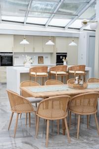a dining room with a table and rattan chairs at Residence Sodomov 
