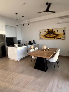 Galeriebild der Unterkunft Stunning Oceanview 2B Waterfront Apartement in Bijilo